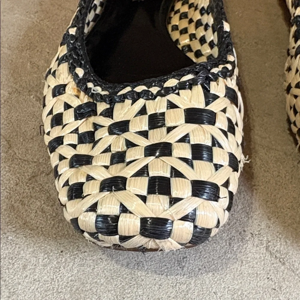 Coldwater Creek sz 9 black and cream rattan woven flats